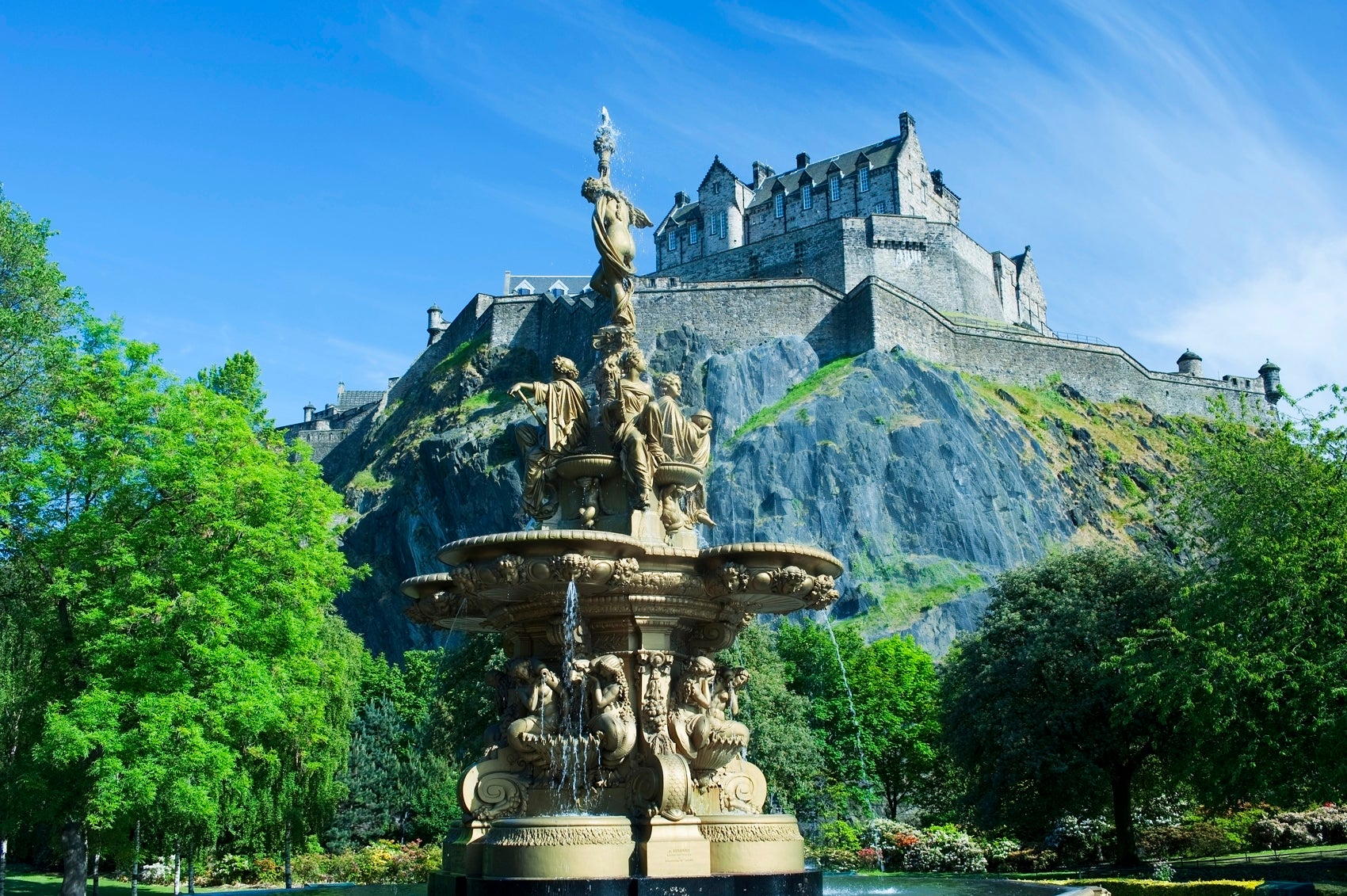 Edinburgh Castle and Ross Fountain 